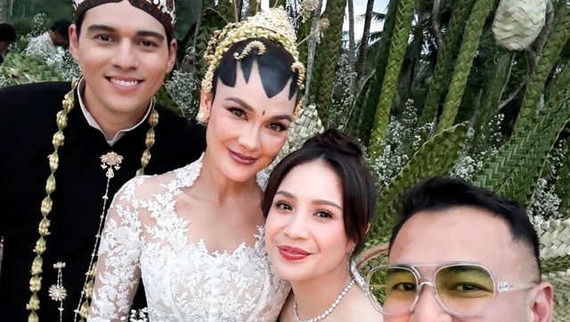 Gosip Terkini Selebriti Insertlive : Terpopuler: Rafi Ahmad Nangis di Nikahan Luna Vs Ruben Onsu Haji Tahun Ini