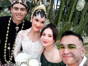 Gaya Nagita Slavina di Nikahan Luna Maya, Mak Comblang Pakai Tas Rp 104 Juta Gaya Nagita Slavina di Nikahan Luna Maya, Mak Comblang Pakai Tas Rp 104 Juta