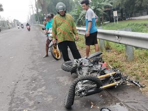 Detik-detik 2 Pemotor Tewas Ditabrak Truk hingga Masuk Sungai di Gresik Detik-detik 2 Pemotor Tewas Ditabrak Truk hingga Masuk Sungai di Gresik