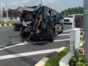 Penampakan Alphard Ringsek Diseruduk Bus Pengantar Haji di Exit Tol Klaten