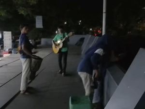 Pengamen Bebas Berkeliaran di Pantai Losari Makassar Dekat Satpol PP Berjaga