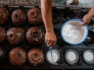 Penjualan Kue Serabi Solo Terdampak Kenaikan Harga Kelapa Penjualan Kue Serabi Solo Terdampak Kenaikan Harga Kelapa