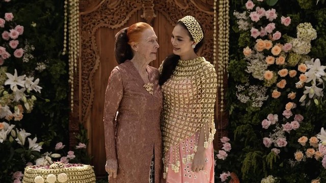 Gosip Terkini Selebriti Insertlive : Penjelasan Budayawan Jawa soal Kendi di Acara Siraman Luna Maya yang Dipecahkan