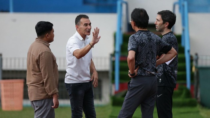 Pelatih Timnas U-23 Gerald Mervin Vanenburg, saat berbincang dengan tim pelatih Persis Solo, di Stadion UNS, Solo, Rabu (7/5/2025).
