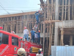 Momen Damkar Evakuasi Pekerja Tersengat Listrik dari Lantai 3 di Bantul Momen Damkar Evakuasi Pekerja Tersengat Listrik dari Lantai 3 di Bantul