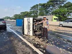 2 Orang Luka dalam Laka Pikap Muat Udang Terguling di Tol Waru-Sidoarjo
