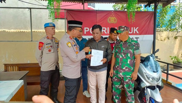 Polsek Ciputat Timur sukses mengembalikan satu unit sepeda motor milik warga yang sempat hilang dicuri (dok istimewa) Polsek Ciputat Timur sukses mengembalikan satu unit sepeda motor milik warga yang sempat hilang dicuri (dok istimewa)
