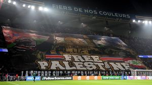 5 Tifo Keren PSG, Termasuk Dragon Ball dan Free Palestine