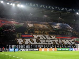 5 Tifo Keren PSG, Termasuk Dragon Ball dan Free Palestine
