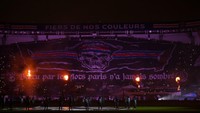 Tifo dengan nuansa bajak laut ini muncul di Parc des Princes pada 22 Januari 2025 ketika PSG menjamu Manchester City. Foto: Getty Images/Mike Hewitt