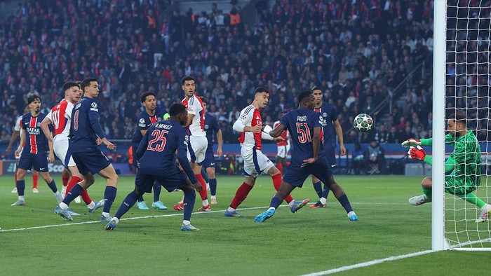 PSG vs Arsenal PARIS, FRANCE - MAY 07: Gianluigi Donnarumma of Paris Saint-Germain makes a save from Gabriel Martinelli of Arsenal during the UEFA Champions League 2024/25 Semi Final Second Leg match between Paris Saint-Germain and Arsenal FC at Parc des Princes on May 07, 2025 in Paris, France. (Photo by James Gill - Danehouse/Getty Images)