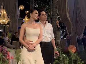 Luna Maya Anggun Memukau di Resepsi Pernikahan, Pakai 2 Busana Serba Putih Luna Maya Anggun Memukau di Resepsi Pernikahan, Pakai 2 Busana Serba Putih