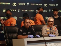 Momen DC Pengeroyok Ojol Geleng Kepala-Lambaikan Tangan Saat Rilis Kasus