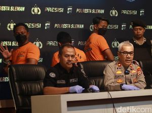 Momen DC Pengeroyok Ojol Geleng Kepala-Lambaikan Tangan Saat Rilis Kasus Momen DC Pengeroyok Ojol Geleng Kepala-Lambaikan Tangan Saat Rilis Kasus