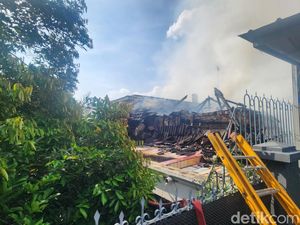 Rumah Bekas Notaris di Palembang Terbakar, Diduga ODGJ Bakar Sampah Rumah Bekas Notaris di Palembang Terbakar, Diduga ODGJ Bakar Sampah