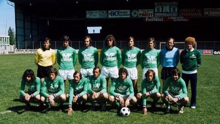 Saint-Etienne L'quipe de Saint-Etienne, les Verts, pose le 12 mai 1976, avant de disputer la finale contre le Bayern de Munich, lors de la Coupe d'Europe de football Glasgow. De G D (debout) : Jean Castaneda, Jacques Santini, Christian Synaeghel, Oswaldo Piazza, Dominique Bathenay, Christian Lopez, Yvan Curkovic, Robert Herbin. Assis: Dominique Rocheteau, Jean-Michel Larqu, Patrick Revelli, Herv Revelli, Jean-Marc Schaer, Christian Sarramagna, Pierre Repellini. (Photo by STAFF / AFP)