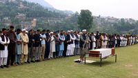 Momen Salat Jenazah untuk Korban Rudal India di Pakistan