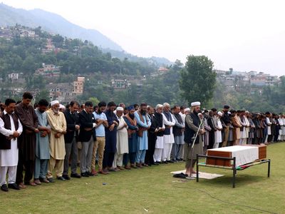 Momen Salat Jenazah untuk Korban Rudal India di Pakistan