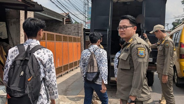 Satpol PP KBB ciduk pelajar mangkir sekolah Satpol PP KBB ciduk pelajar mangkir sekolah pelajar bolos