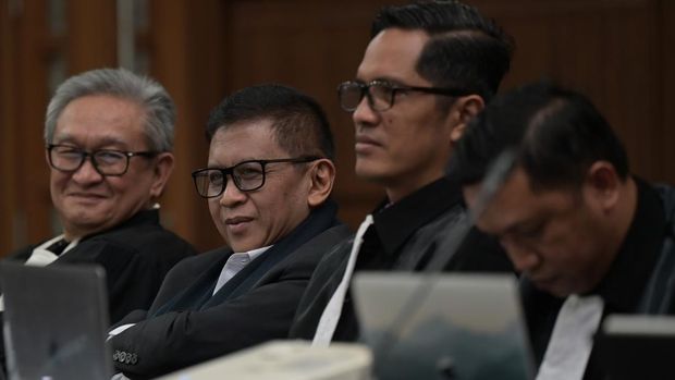 Terdakwa permasalahan praduga perintangan penyidikan permasalahan korupsi Harun Masiku dan santunan suap, Hasto Kristiyanto (kiri) berlangsung keluar dikala sidang diskors di Pengadilan Tipikor, Jakarta, Kamis (8/5/2025). Sidang tersebut beragendakan menyimak  keterangan dua orang saksi yakni staf pribadi Hasto Kristiyanto, Kusnadi dan petugas keselamatan Kantor DPP PDI Perjuangan Nur Hasan. ANTARA FOTO/Fauzan