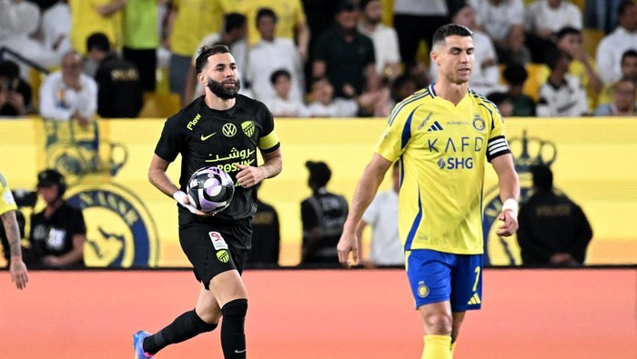 Soccer Football - Saudi Pro League - Al Nassr v Al Ittihad - Al-Awwal Park, Riyadh, Saudi Arabia - May 7, 2025 Al Ittihads Karim Benzema celebrates scoring their first goal as Al Nassrs Cristiano Ronaldo looks dejected REUTERS/Stringer