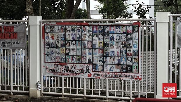 Poster penolakan pertandingan di Stadion Kanjuruhan terpasang di salah satu pagar loka tanding di Malang tersebut.