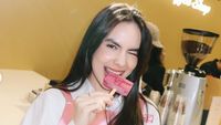 Steffi Zamora Nikmati Es Loli hingga Air Kelapa di Beach Club