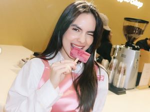 Steffi Zamora Nikmati Es Loli hingga Air Kelapa di Beach Club