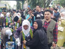Momen Haru Pemberangkatan Calhaj Asal KBB, Ada yang Daftar Sejak SD