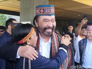Surya Paloh Nikmati Wisata Pinisi di Labuan Bajo, Terkesan dengan Keindahan NTT Surya Paloh Nikmati Wisata Pinisi di Labuan Bajo, Terkesan dengan Keindahan NTT