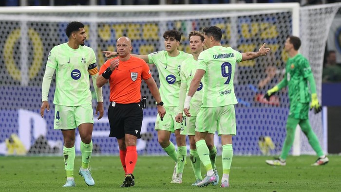 Szymon Marciniak MILAN, ITALY - MAY 06: Ronald Araujo, Pau Cubarsi, Frenkie de Jong and Robert Lewandowski of FC Barcelona speak to referee Szymon Marciniak after Francesco Acerbi of FC Internazionale (not pictured) scores his teams third goal during the UEFA Champions League 2024/25 Semi Final Second Leg match between FC Internazionale Milano and FC Barcelona at Giuseppe Meazza Stadium on May 06, 2025 in Milan, Italy. (Photo by Carl Recine/Getty Images)