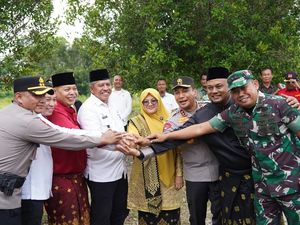 Momen 3 Paslon Bupati Siak Dipersatukan Kapolda Riau Tanam Pohon Kehidupan