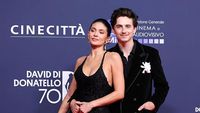 Timothee Chalamet dan Kylie Jenner Debut di Red Carpet, Saling Tatap Romantis