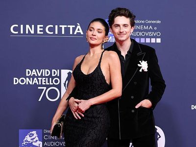 Timothee Chalamet dan Kylie Jenner Debut di Red Carpet, Saling Tatap Romantis