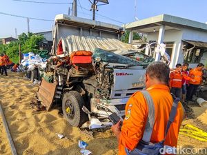 Identitas 2 Korban Laka Truk Vs KA Harina di Kaligawe Semarang Identitas 2 Korban Laka Truk Vs KA Harina di Kaligawe Semarang