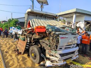 Penampakan Truk Ringsek Usai Tertabrak KA Harina di Kaligawe Semarang Penampakan Truk Ringsek Usai Tertabrak KA Harina di Kaligawe Semarang