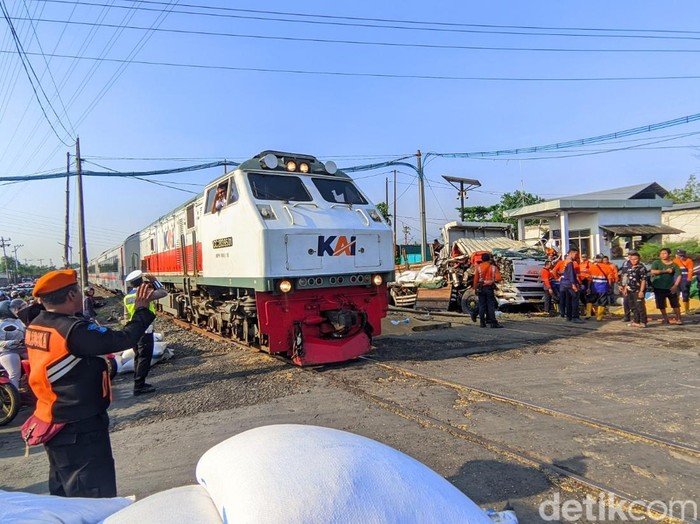 Truk trailer ringsek tertabrak KA Harina di perlintasan Kaligawe Semarang, Kamis (8/5/2025) pagi.