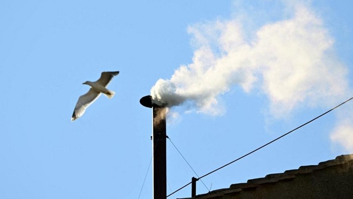 VATICAN-RELIGION-POPE-CONCLAVE This photograph shows white smoke rising from the chinmey of the Sistine Chapel signaling that cardinals elected a new pope during their conclave in the Vatican on May 8, 2025. (Photo by Tiziana FABI / AFP) kapel sistina