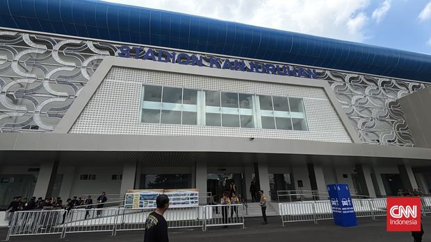 Usai tragedi yang merenggut nyawa 135 korban itu, Stadion Kanjuruhan yang terletak di Kepanjen, Kabupaten Malang, Jawa Timur direvitalisasi. Seakan bersolek dibalik luka dan dukanya. (CNN Indonesia/Farid)