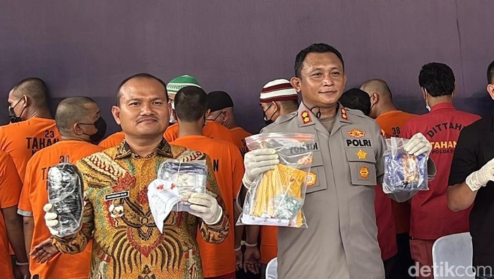 Wali Kota Tanjungbalai Mahyaruddin Salim (kiri) dan Kapolres Tanjungbalai AKBP Yon Edi (kanan) dikala menghadiri pertemuan pers soal narkoba di Polres Asahan. (FintaRahyuni/detikSumut)
