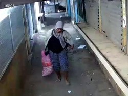 Wanita Curi Sekarung Bawang Putih dari Kios Pasar Pandaan Terekam CCTV