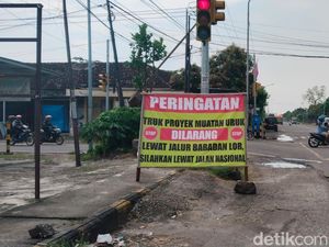 Protes Truk Urug Proyek, Warga Madiun Blokade Jalan Desa 2 Km Protes Truk Urug Proyek, Warga Madiun Blokade Jalan Desa 2 Km