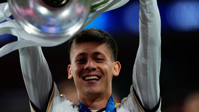 2155101178 Arda Guler attacking midfield of Real Madrid and Turkey lifts the trophy after winning with her team the the UEFA Champions League 2023/24 final match between Borussia Dortmund v Real Madrid CF at Wembley Stadium on June 1, 2024 in London, England. (Photo by Jose Breton/Pics Action/NurPhoto via Getty Images)