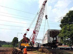 55 Unit KRL Tak Terpakai di Depo Depok Dipindahkan 55 Unit KRL Tak Terpakai di Depo Depok Dipindahkan
