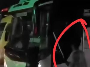 Viral Aksi Perusakan Bus di Jalan Raya Serang, Polisi Selidiki Viral Aksi Perusakan Bus di Jalan Raya Serang, Polisi Selidiki