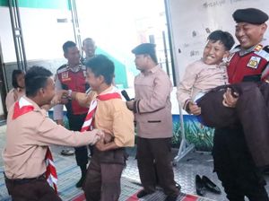 Cerianya Siswa SLB Dharma Wanita Situbondo Saat Makan Bareng Pak Polisi Cerianya Siswa SLB Dharma Wanita Situbondo Saat Makan Bareng Pak Polisi