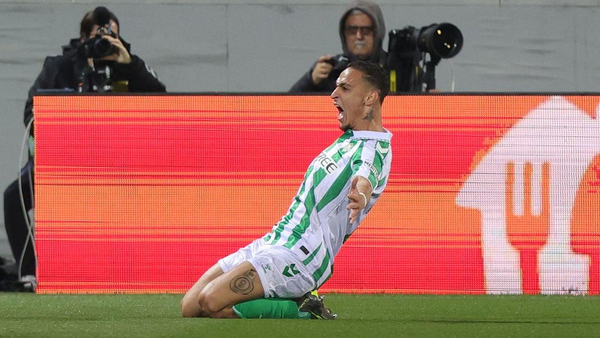 Antony merayakan gol ke gawang Fiorentina. Winger Brasil itu membawa Real Betis ke final UEFA Conference League. (Foto: Gabriele Maltinti/Getty Images)