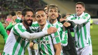 Antony langsung dielu-elukan rekan-rekannya di Betis. Tampak Antony juga menangis terharu karena bahagia mengantar timnya ke final kompetisi Eropa. (Foto: Gabriele Maltinti/Getty Images)