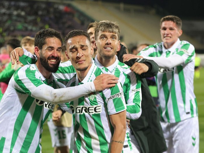 FLORENCE, ITALY - MAY 8: Isco and Antony of Real Betis Belompie celebrate the victory after the UEFA Conference League 2024/25 Semi Final First Leg match between ACF Fiorentina and Real Betis Balompie at Artemio Franchi on May 8, 2025 in Florence, Italy. (Photo by Gabriele Maltinti/Getty Images)