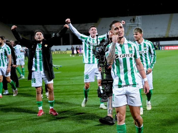 Antony Matheus dos Santos of Real Betis Balompie and his teammates celebrates reaching the final at the end of the UEFA Conference League 2024/25 Semi Final Second Leg match between ACF Fiorentina and Real Betis Balompie at Stadio Artemio Franchi on May 8, 2025 in Florence, Italy. (Photo by Giuseppe Maffia/NurPhoto via Getty Images)